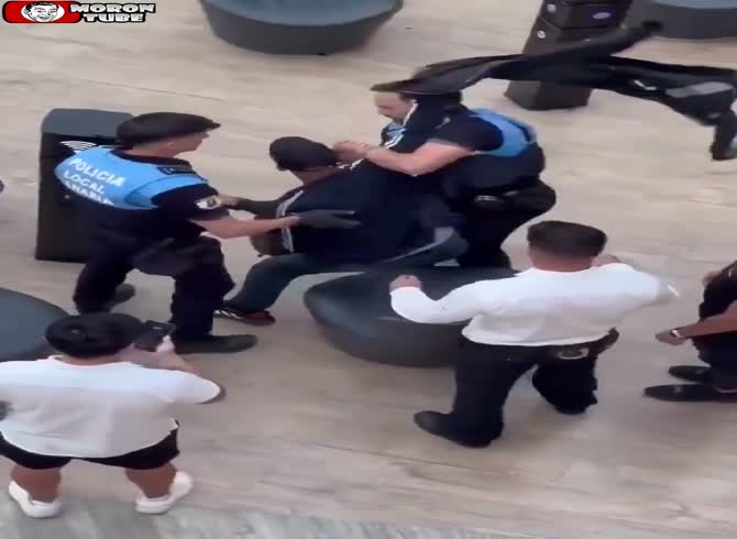 Video :Scum and the cops grow heated, but they are soon calmed down